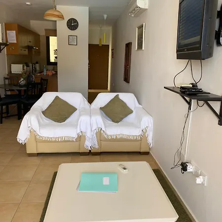 Poolside Apartament *